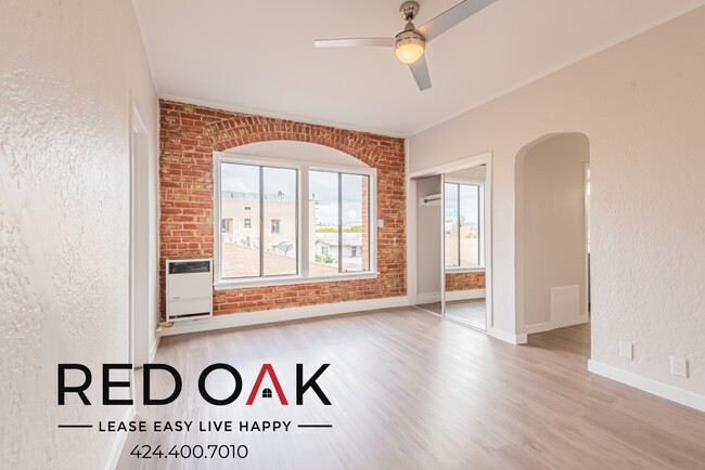 Building Photo - Welcoming Studio with Hardwood Style Floor...