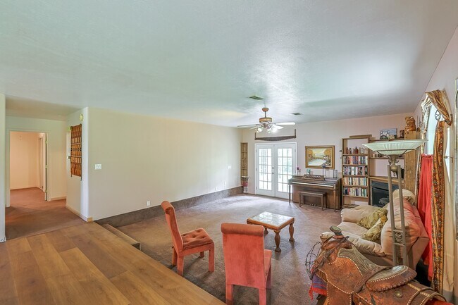 Building Photo - 8 Vick Rd