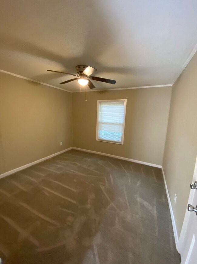 Building Photo - 1404 Rosewood Ln