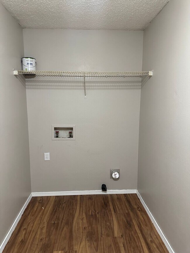 Building Photo - 3 Bedroom Home with Garage and Spacious Fenced Yard!