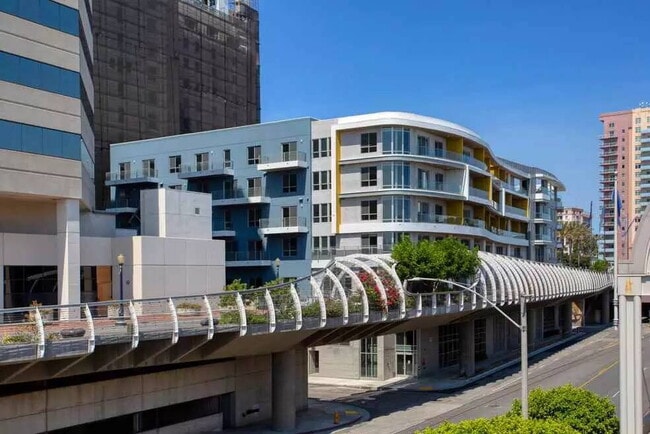 Building Photo - Coastal Charm Awaits: Spacious 1-Bedroom R...