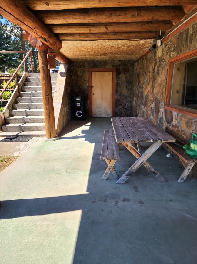 Building Photo - Wildlife abundant, log 2bdrm/1ba lower apa...