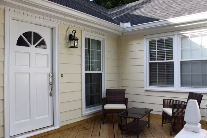 Porche - 4859 Post Oak Tritt Rd NE