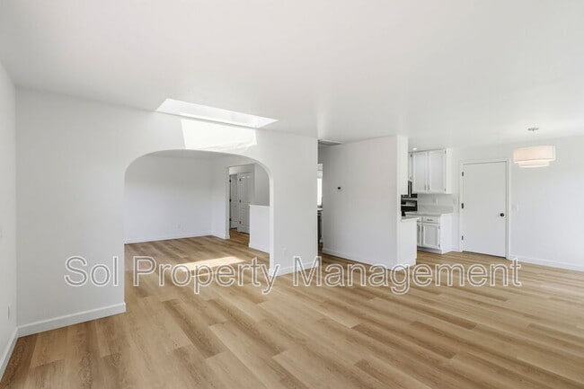 Building Photo - 905 Pellegrini St