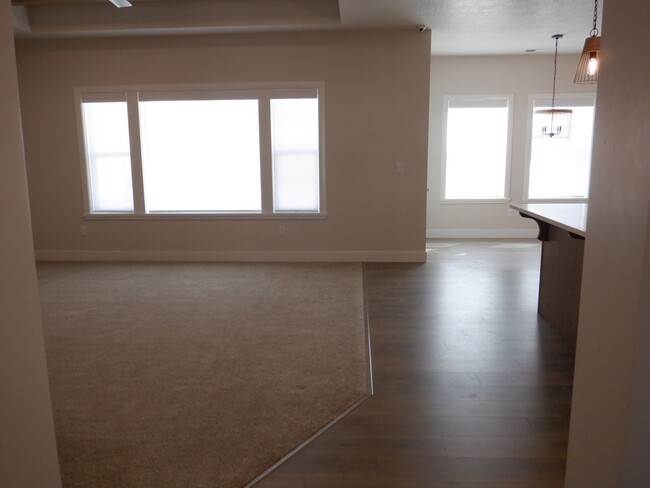 Building Photo - Move-In Bonus - 3 bedroom - 2 bath Single ...