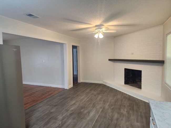 Building Photo - Ideal Statesville Location