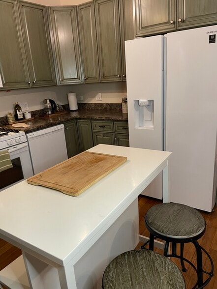 Kitchen - 2251 W North Ave