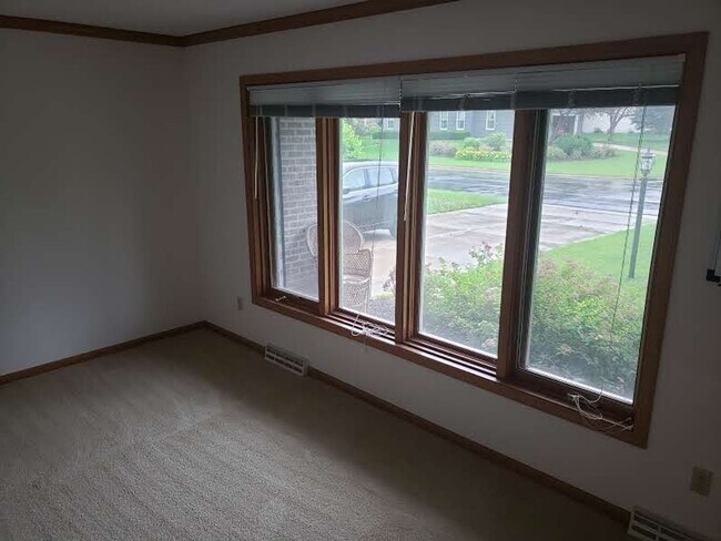 Building Photo - Spacious 3 bedroom, 2 1/2 bath Duplex