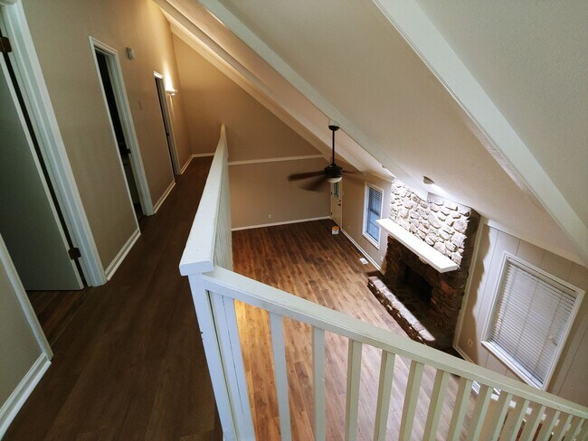 Building Photo - 8 Hickory Ln