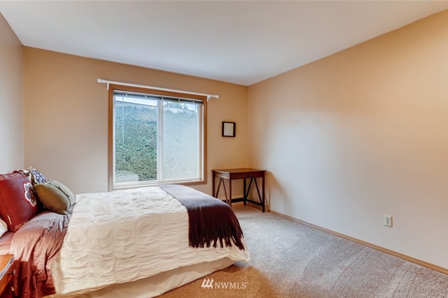 Building Photo - 5 bedroom + bonus room in Spring Hill neighborhood