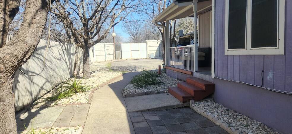 Outside - 605 E Applegate Dr