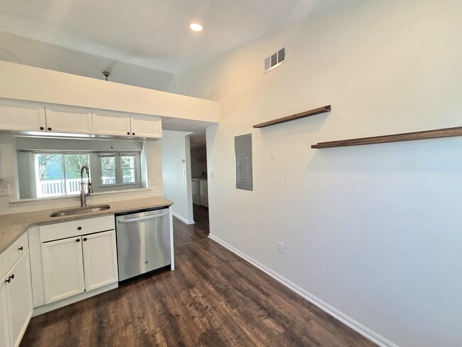Building Photo - 3431 Lakeside View Dr