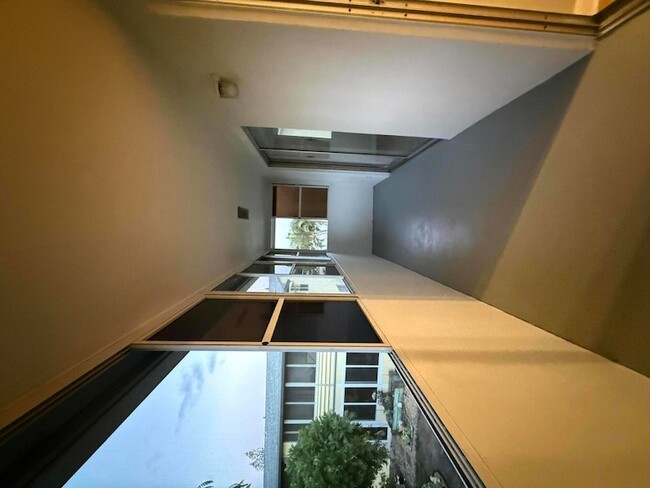 Building Photo - 68 Sussex E