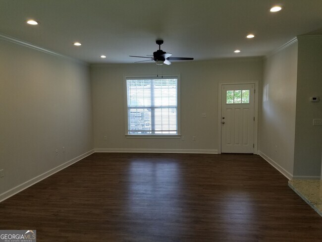 Building Photo - 600 Country Club Rd