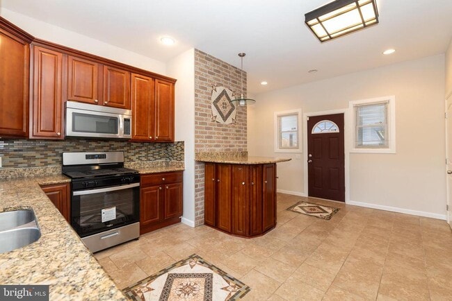 Building Photo - 724 E Locust Ave