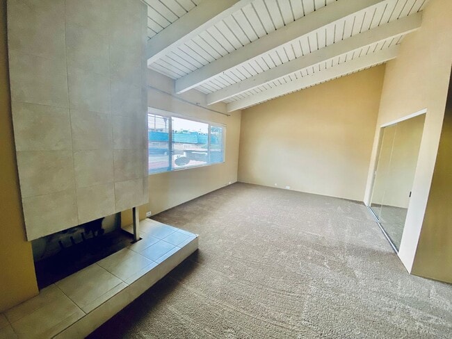 Building Photo - Spacious 2-Story Townhome near the Beach!