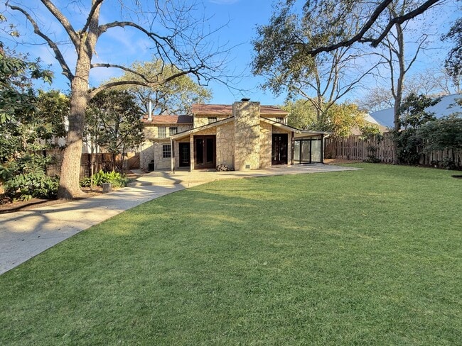 Building Photo - Luxury 4-Bedroom Home with 3,400+ Sq Ft in Prime San Antonio Location