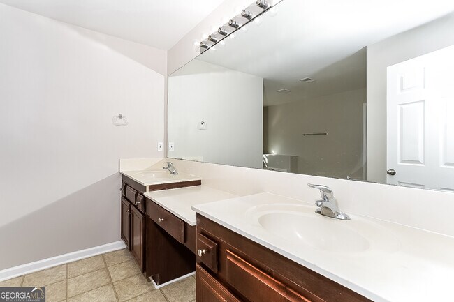 Building Photo - 5118 Upper Elm St