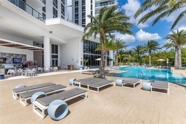 Building Photo - 16385 Biscayne Blvd