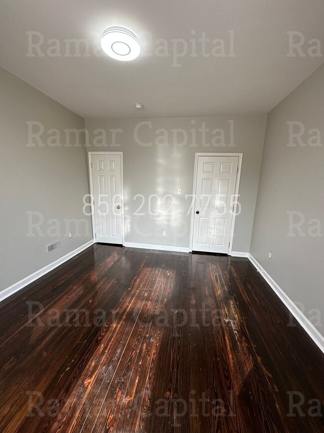 Building Photo - Spacious 3BR Row House with 1.5 bathroom, ...