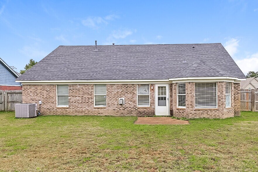 Building Photo - 6093 Wills Way Cir S