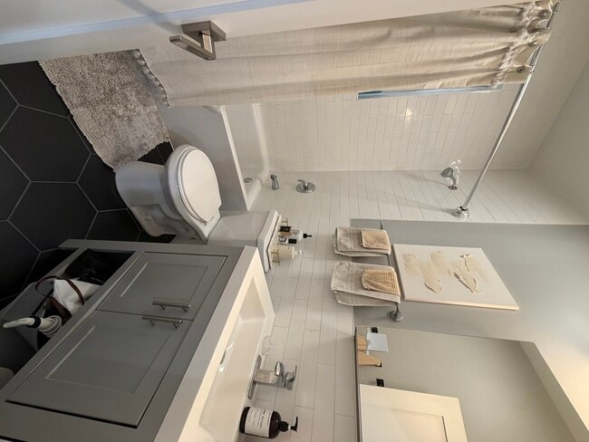 Building Photo - 1472 W Erie St