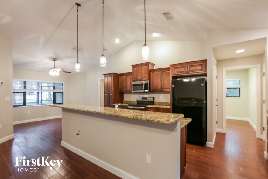 Building Photo - 2267 Kamsler Ave