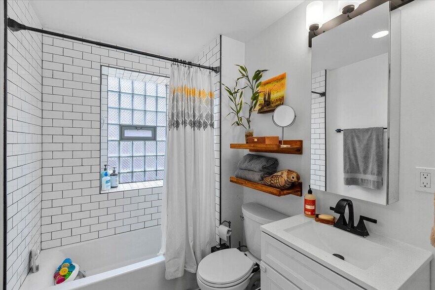 Building Photo - 2447 N Kildare Ave