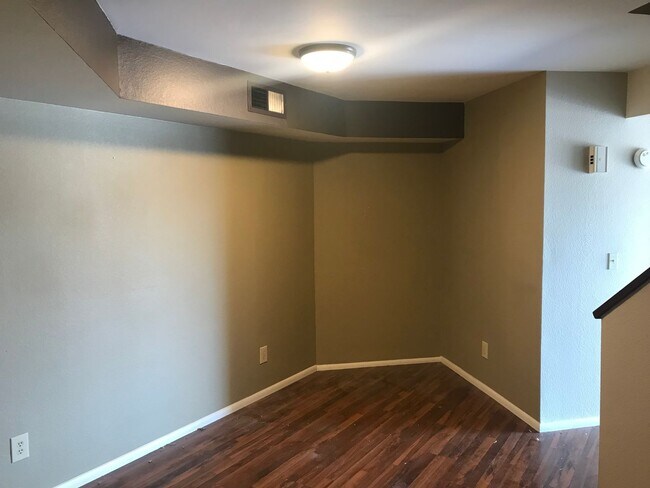 Building Photo - 2 bed + Bonus Room/Loft and 2 car garage