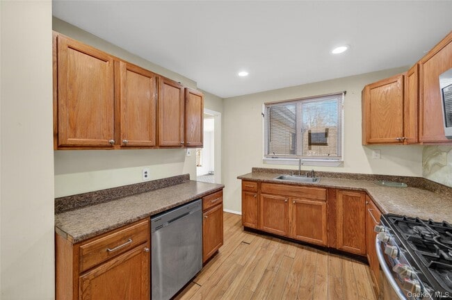 Building Photo - 32 Quaker Hill Rd