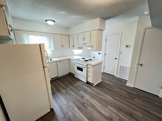 Building Photo - Two-Bedroom, 1.5 Bath Town Home Located near 48th Av North in Myrtle Beach!