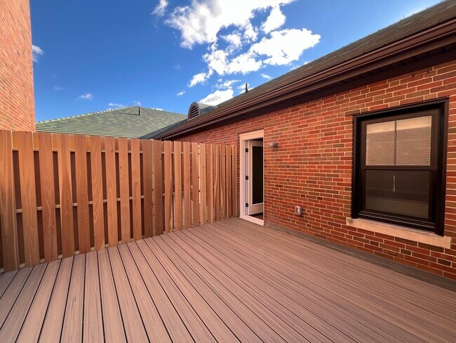 Building Photo - 160 Seabury St