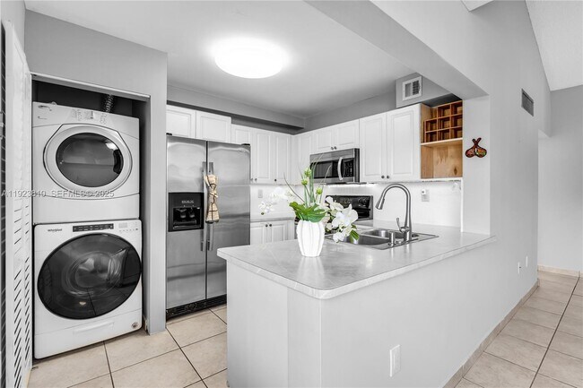 Building Photo - 341 W Park Dr