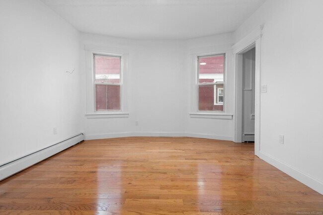 Building Photo - 565 Carroll Ave