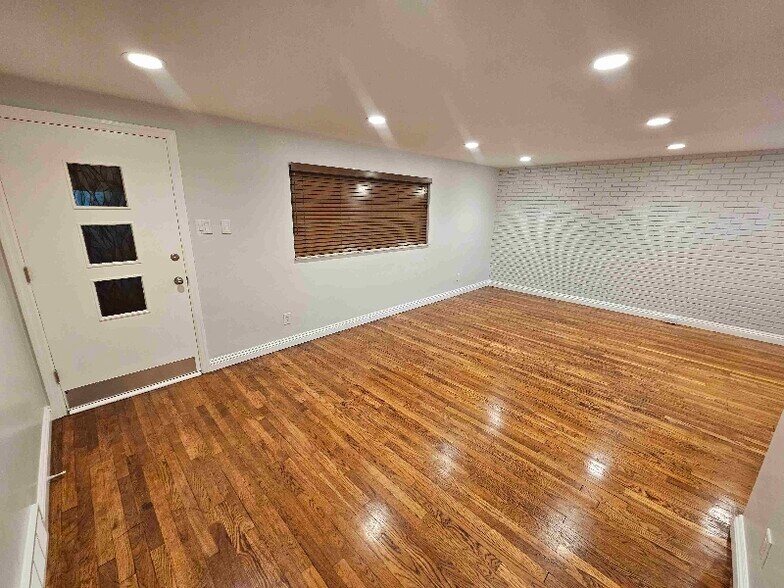 Building Photo - 1606 Greentree Rd