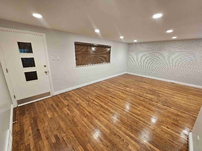 Building Photo - 1606 Greentree Rd