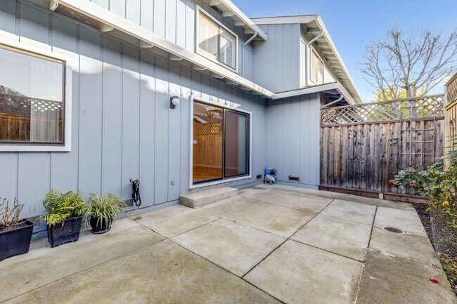 Building Photo - 12091 Atrium Dr