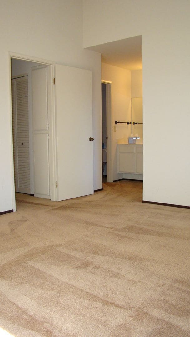 Building Photo - Condo, upstairs, 2 bedroom