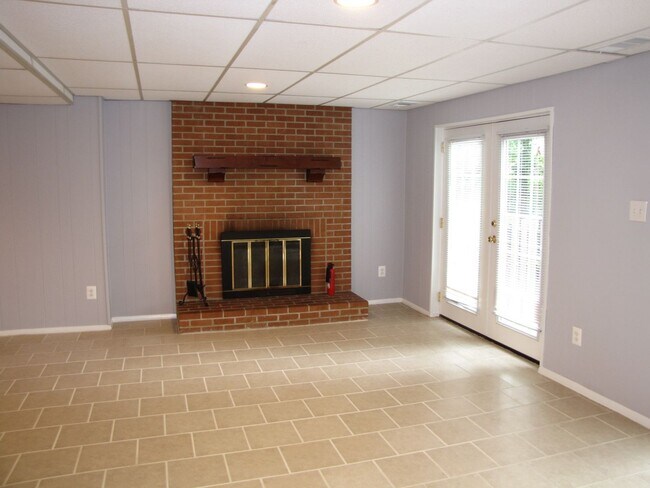 Building Photo - Beautifully updated brick end-unit townhou...