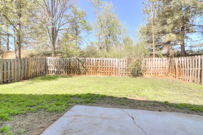 Building Photo - 3 Bedroom 2.5 Bath Townhouse