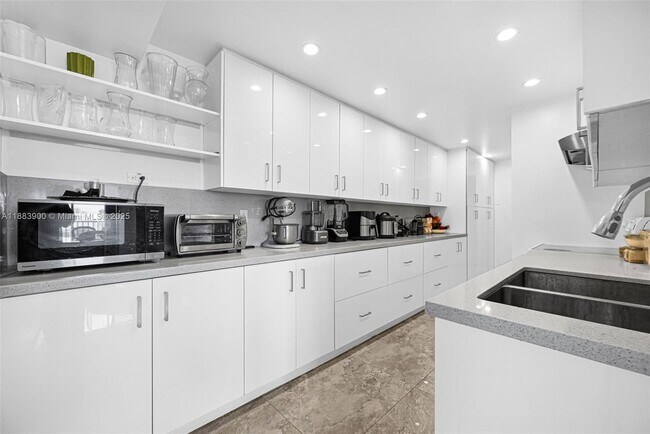 Building Photo - 20335 W Country Club Dr