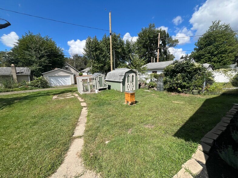 Building Photo - 525 S 33rd St