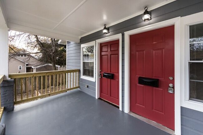 Building Photo - Recently Updated 1BA/1BA Duplex Home with ...