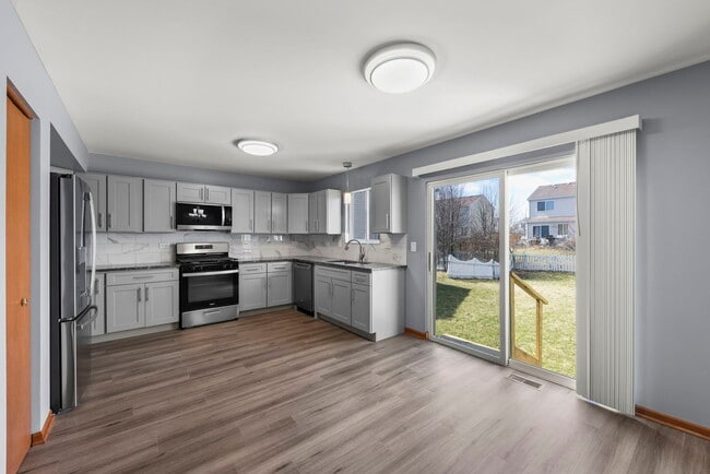 Building Photo - 905 Thorn Creek Dr