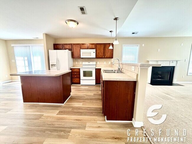 Building Photo - NEW PAINT AND LVP FLOORING! BEAUTIFUL 3 BE...