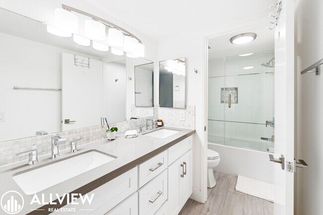 Building Photo - OCEAN VIEWS AND UPGRADED 2 BED/ 2 BATH UPP...