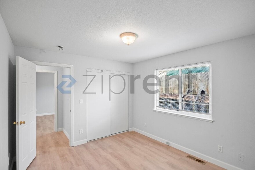 Building Photo - Unit