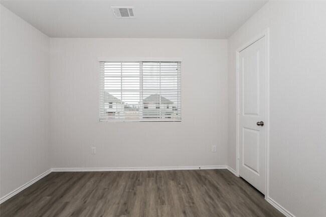 Building Photo - 217 Pronghorn Dr