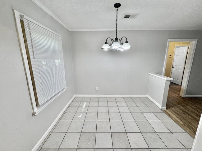 Building Photo - 1711 Coleen Rd