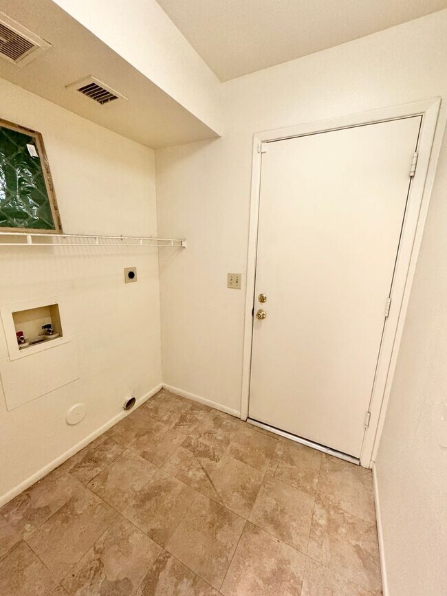 Building Photo - 3 Bedroom / 2 Bath Single Level Home In Gl...